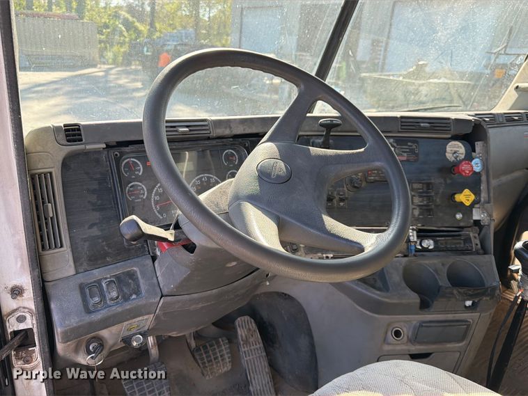 image for item FK3826 2005 Freightliner Columbia semi truck