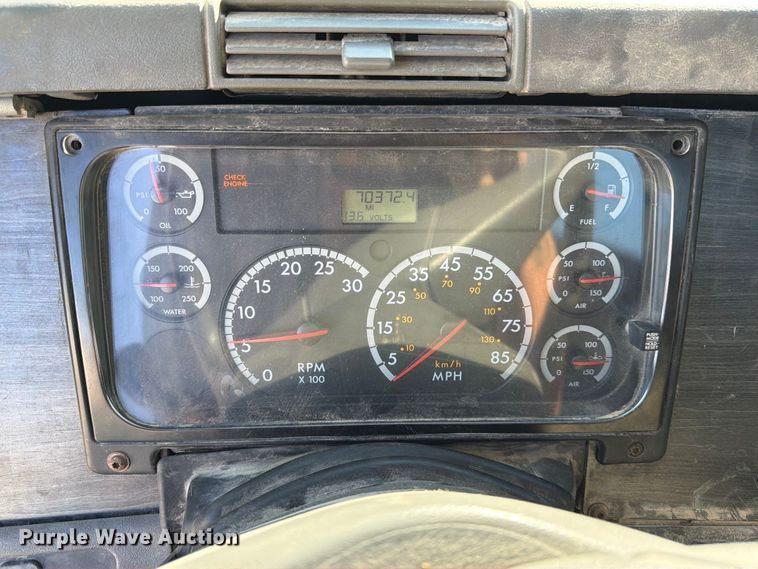 image for item FK3826 2005 Freightliner Columbia semi truck