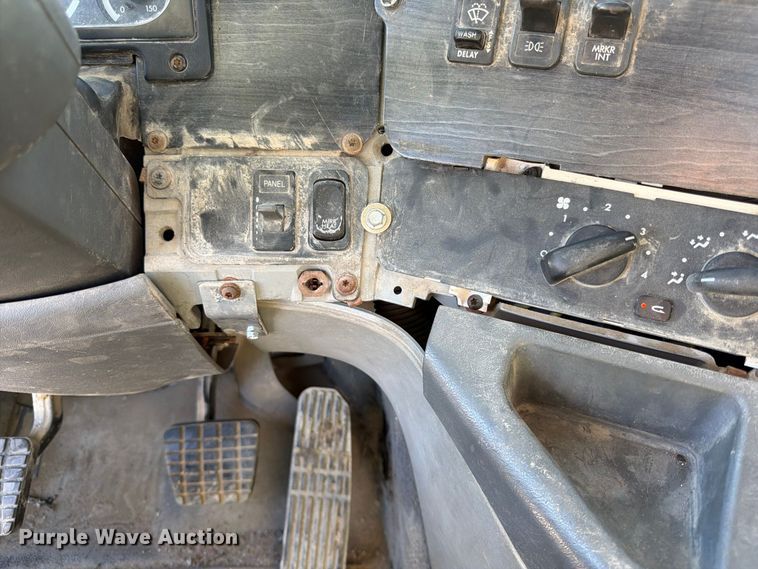 image for item FK3826 2005 Freightliner Columbia semi truck