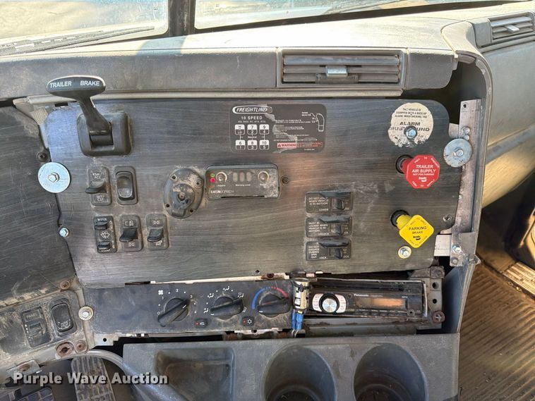 image for item FK3826 2005 Freightliner Columbia semi truck