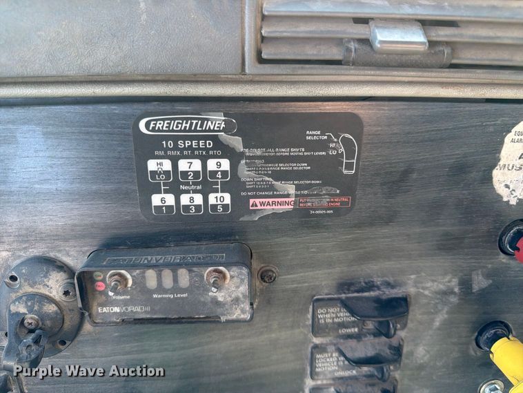 image for item FK3826 2005 Freightliner Columbia semi truck