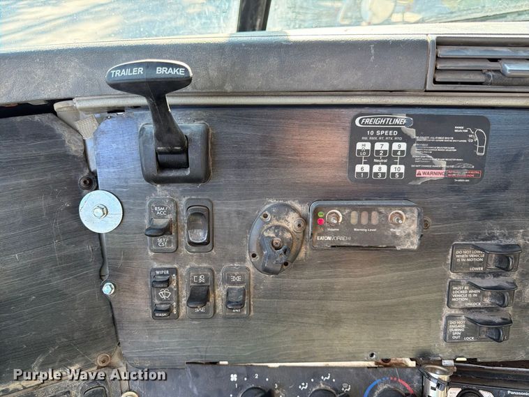 image for item FK3826 2005 Freightliner Columbia semi truck