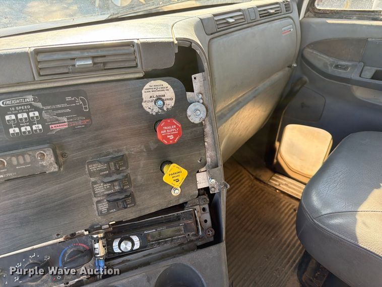 image for item FK3826 2005 Freightliner Columbia semi truck