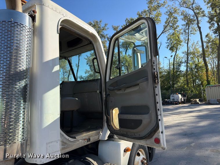 image for item FK3826 2005 Freightliner Columbia semi truck