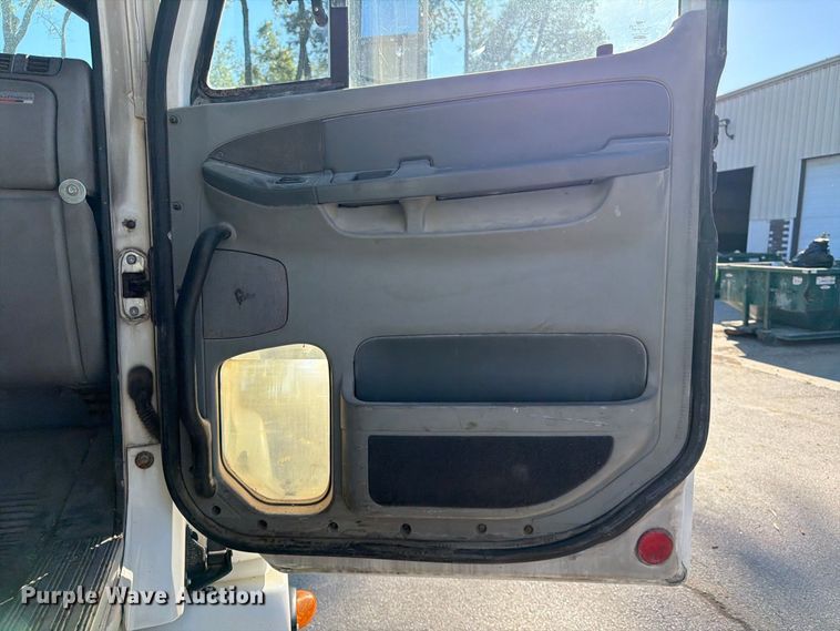 image for item FK3826 2005 Freightliner Columbia semi truck