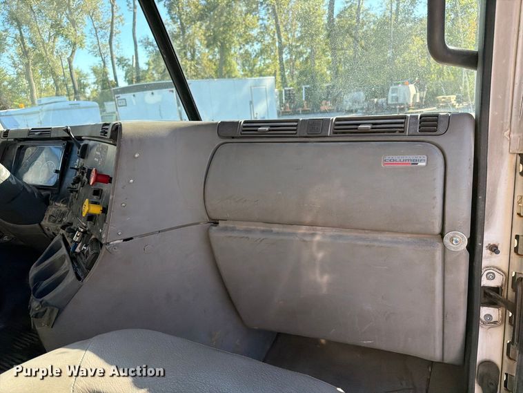 image for item FK3826 2005 Freightliner Columbia semi truck