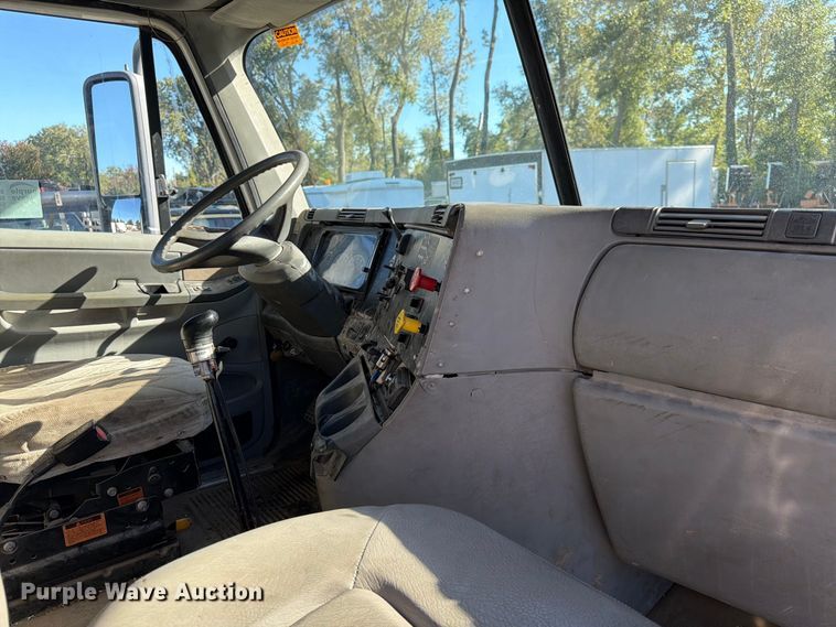 image for item FK3826 2005 Freightliner Columbia semi truck