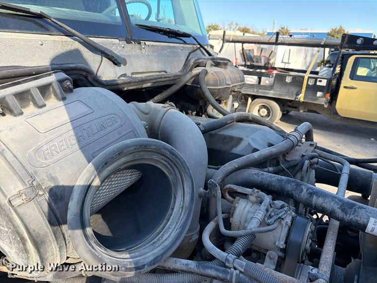 image for item FK3826 2005 Freightliner Columbia semi truck