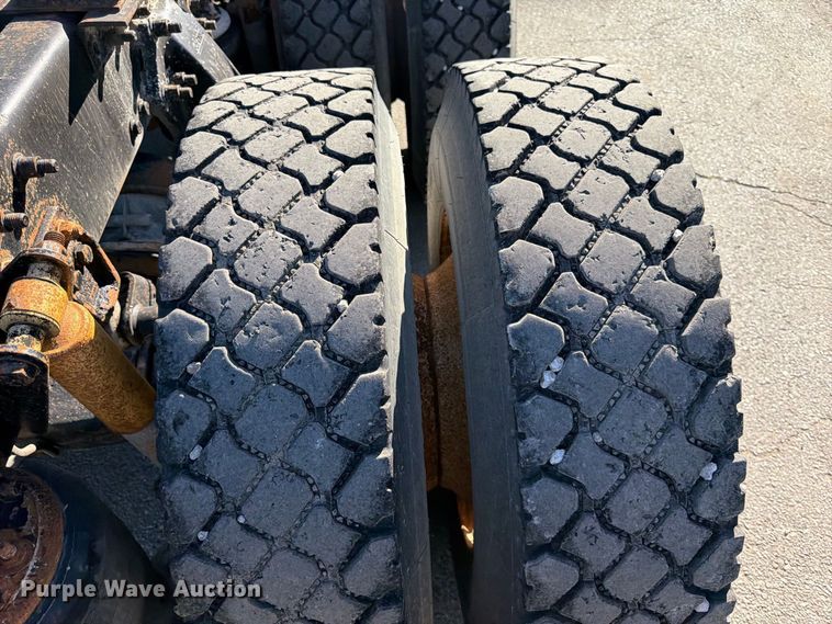 image for item FK3826 2005 Freightliner Columbia semi truck