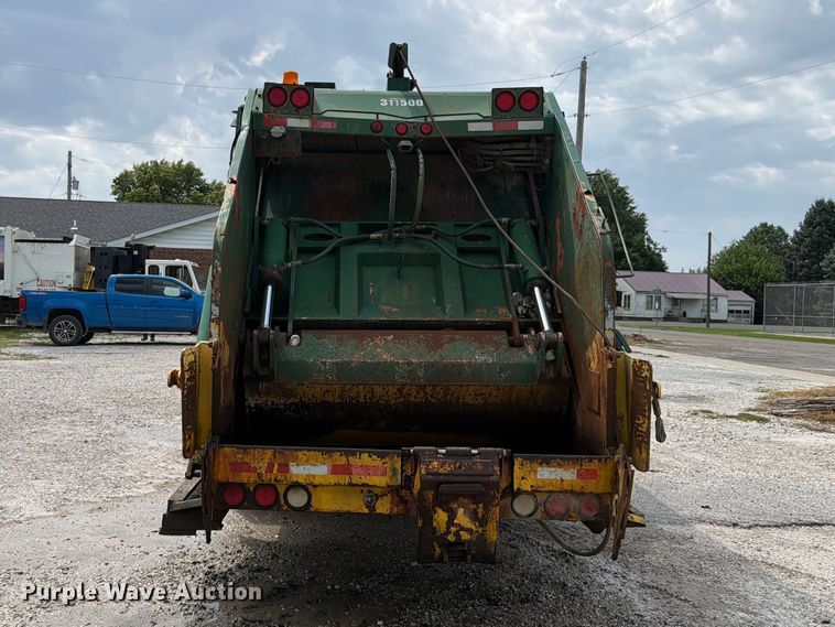 image for item FK4105 2005 GMC C7500 refuse truck