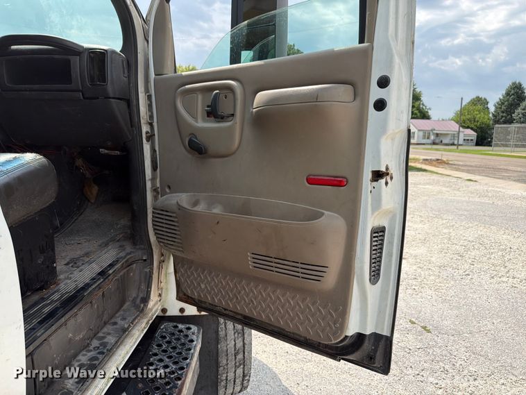 image for item FK4105 2005 GMC C7500 refuse truck