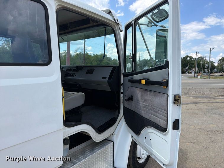 image for item FK5179 1998 Freightliner FL60 semi truck