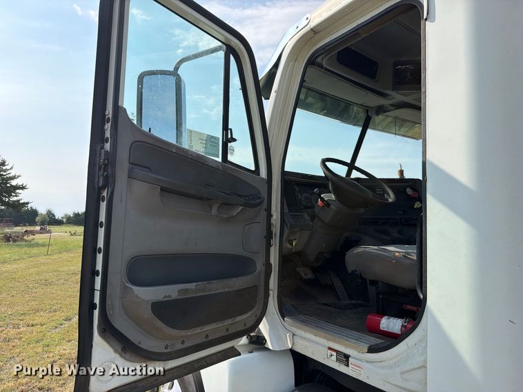 image for item FK5258 2007 Freightliner Columbia semi truck