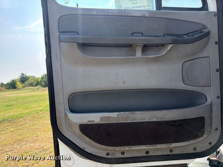 image for item FK5258 2007 Freightliner Columbia semi truck