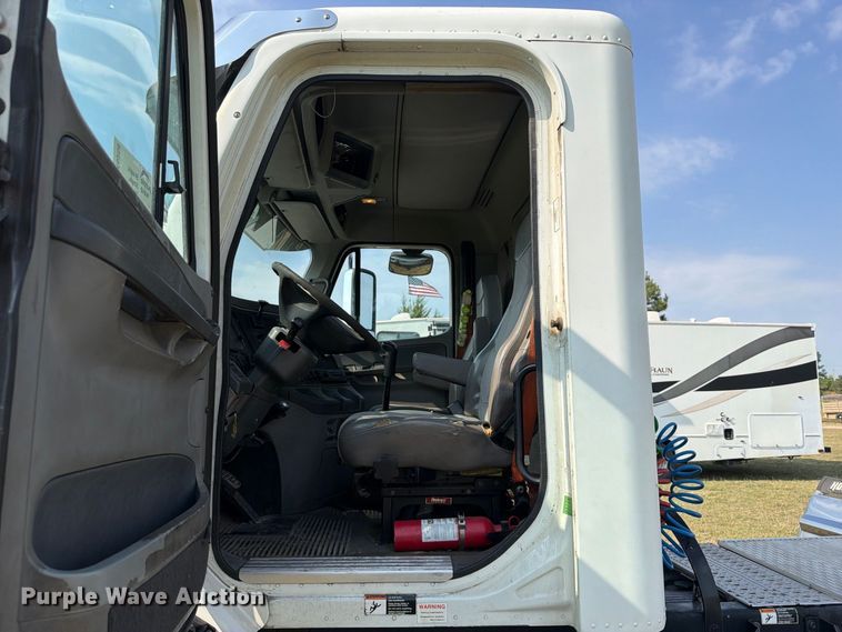image for item FK5258 2007 Freightliner Columbia semi truck