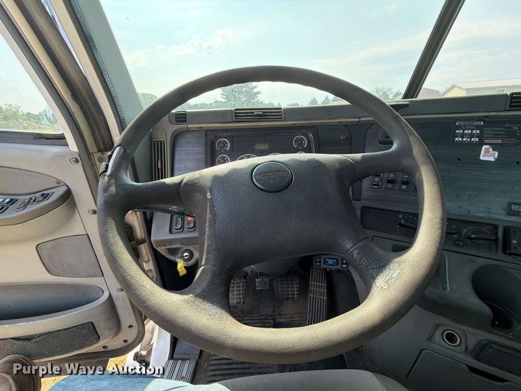 image for item FK5258 2007 Freightliner Columbia semi truck