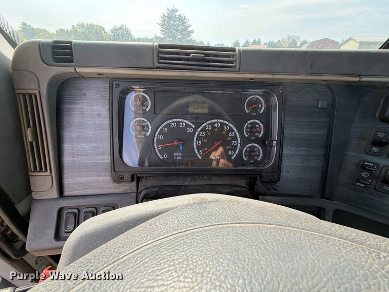 image for item FK5258 2007 Freightliner Columbia semi truck