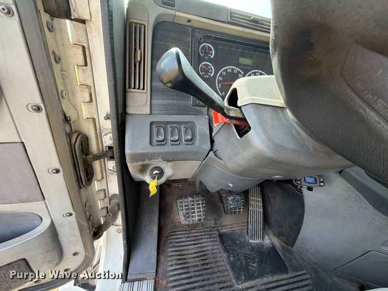 image for item FK5258 2007 Freightliner Columbia semi truck