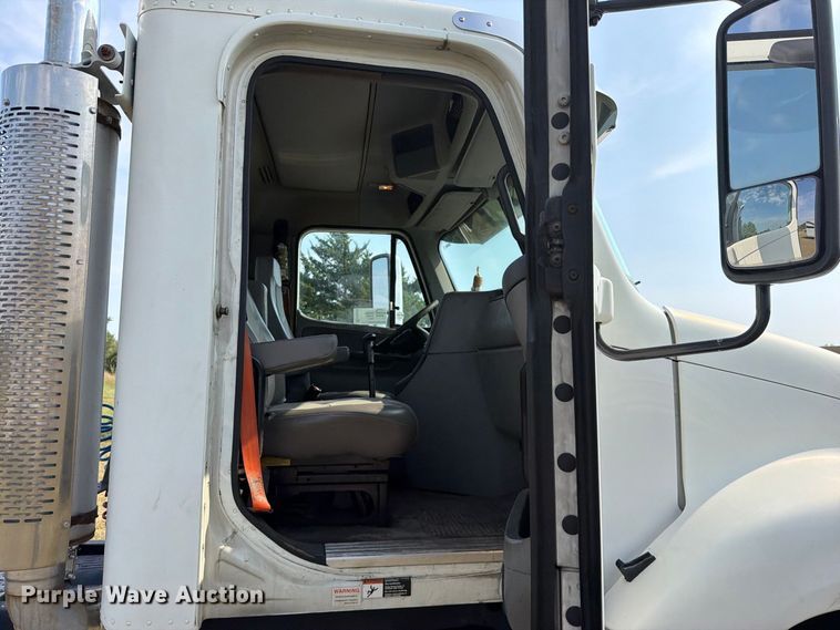 image for item FK5258 2007 Freightliner Columbia semi truck