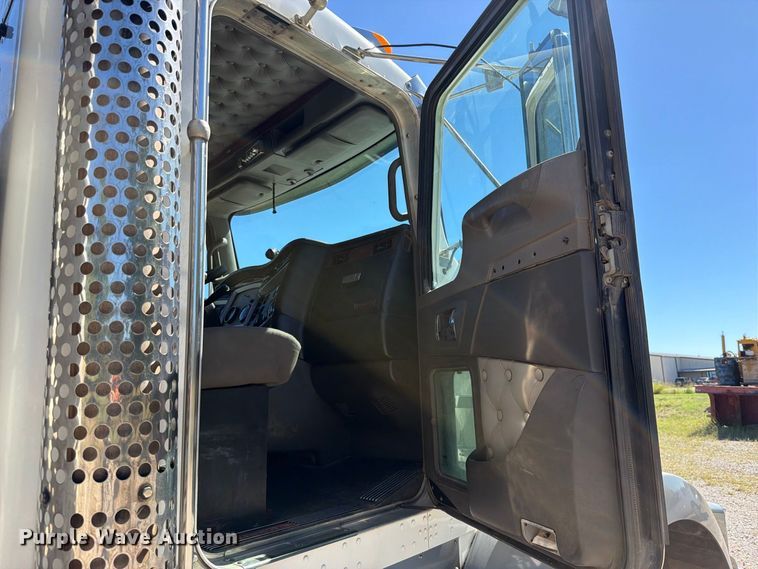 image for item FK5281 2009 Kenworth T800 utility / service truck