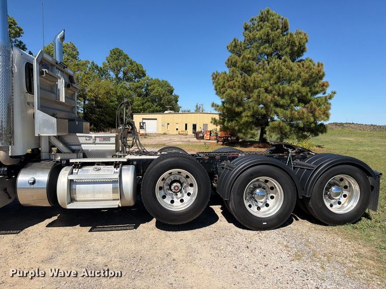 image for item FK5282 2018 Peterbilt 389 semi truck