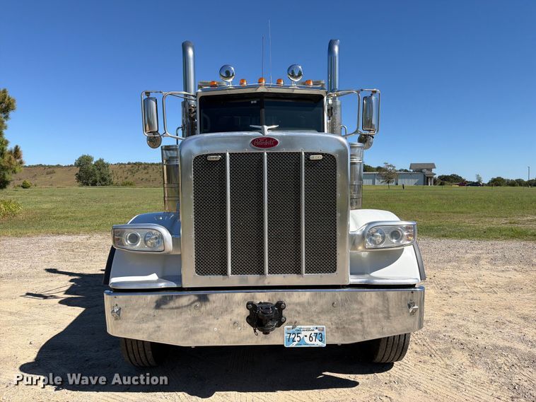 image for item FK5282 2018 Peterbilt 389 semi truck