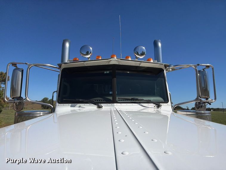 image for item FK5282 2018 Peterbilt 389 semi truck