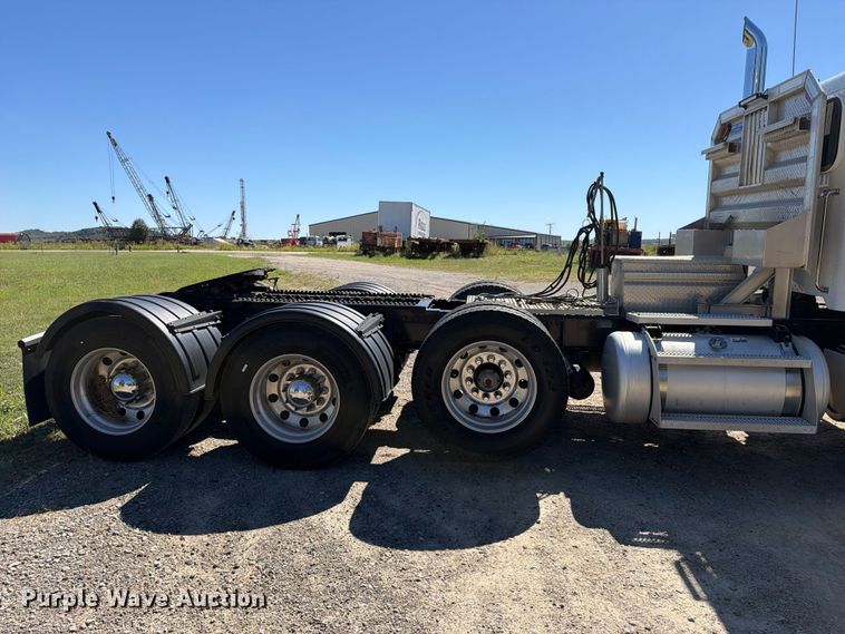 image for item FK5282 2018 Peterbilt 389 semi truck