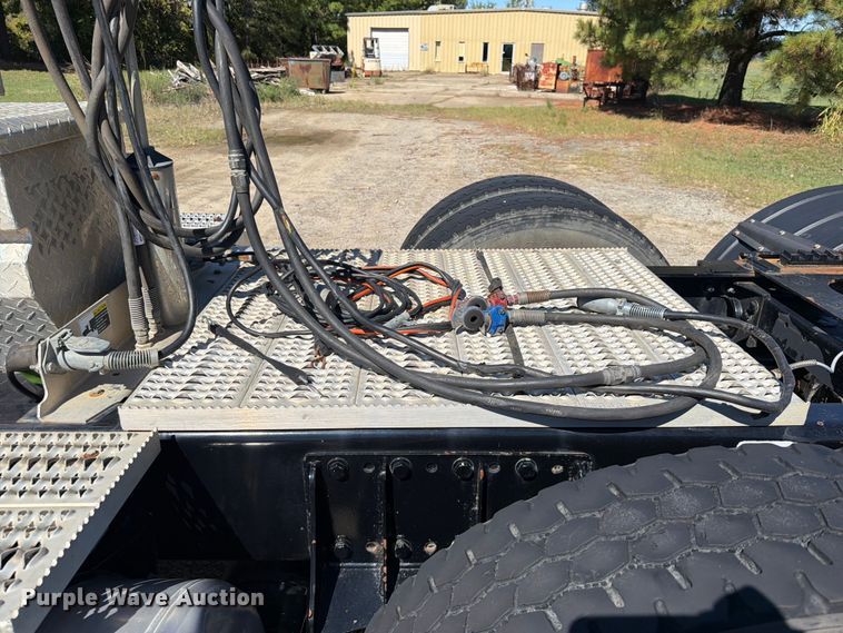 image for item FK5282 2018 Peterbilt 389 semi truck