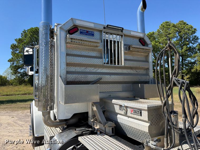 image for item FK5282 2018 Peterbilt 389 semi truck