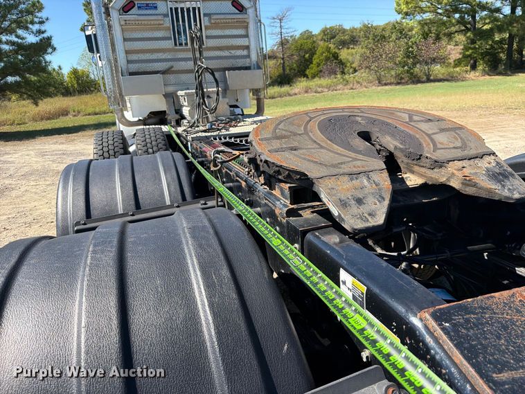image for item FK5282 2018 Peterbilt 389 semi truck