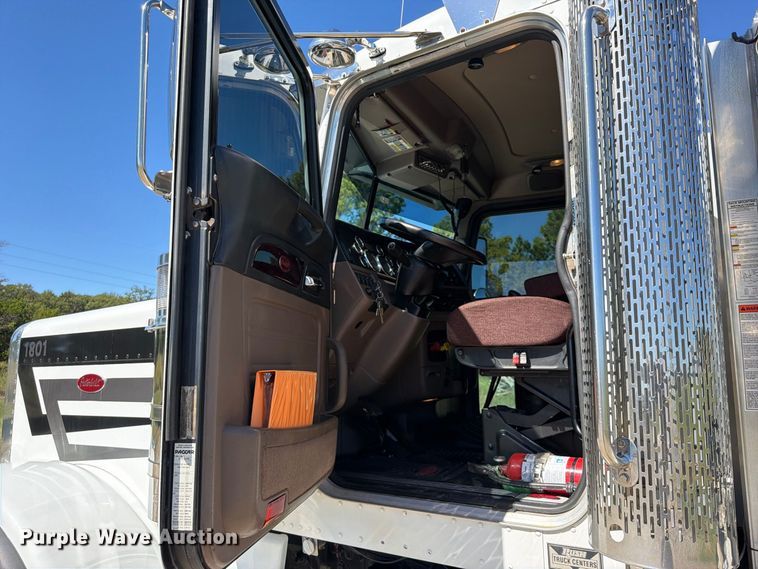 image for item FK5282 2018 Peterbilt 389 semi truck
