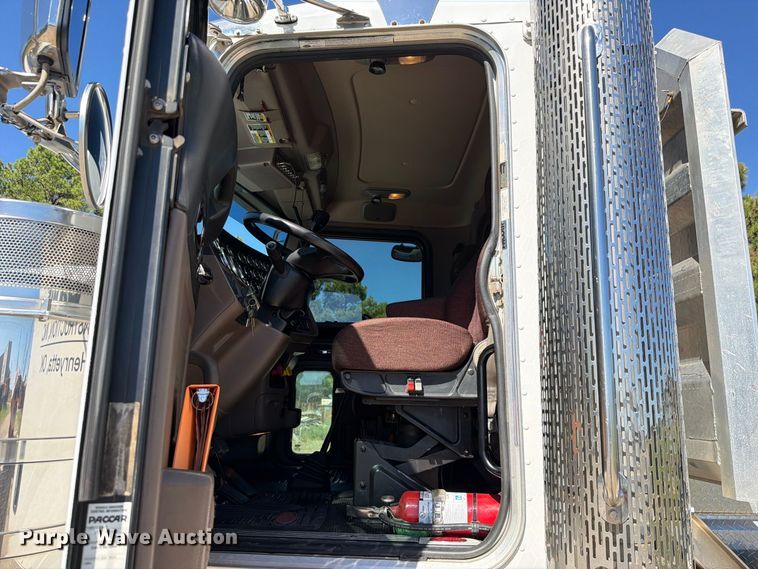 image for item FK5282 2018 Peterbilt 389 semi truck