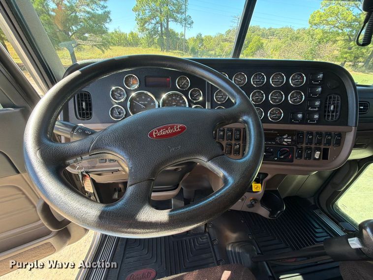 image for item FK5282 2018 Peterbilt 389 semi truck