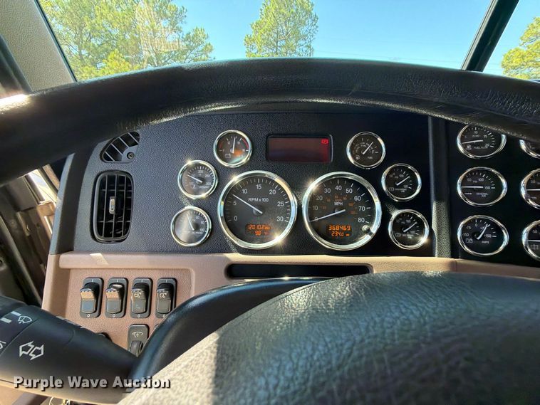 image for item FK5282 2018 Peterbilt 389 semi truck