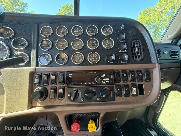 image for item FK5282 2018 Peterbilt 389 semi truck