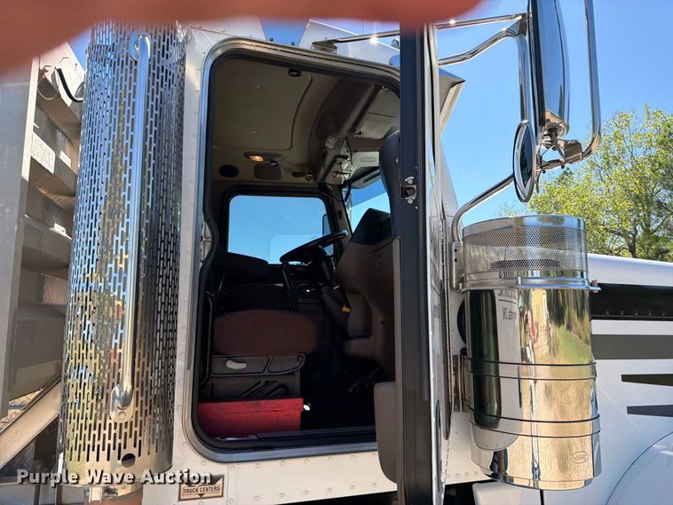 image for item FK5282 2018 Peterbilt 389 semi truck