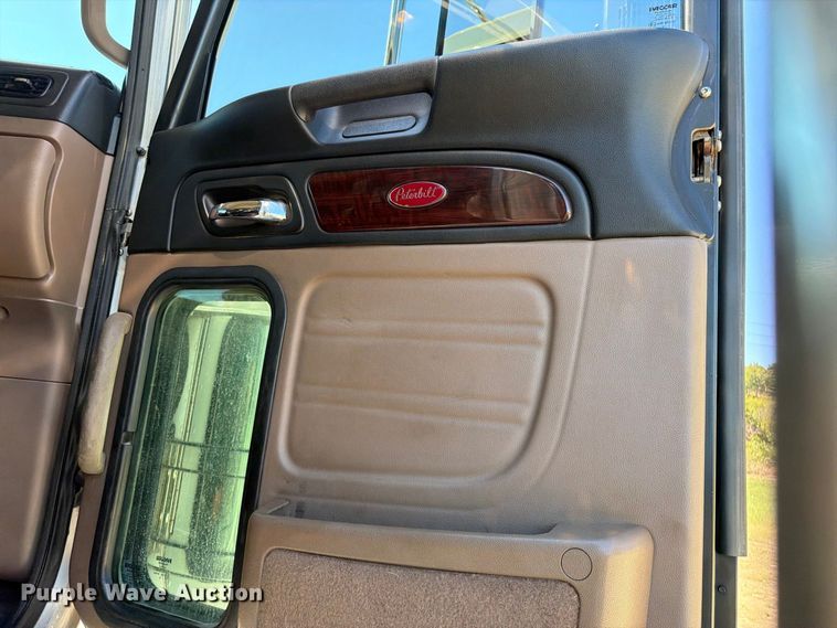 image for item FK5282 2018 Peterbilt 389 semi truck