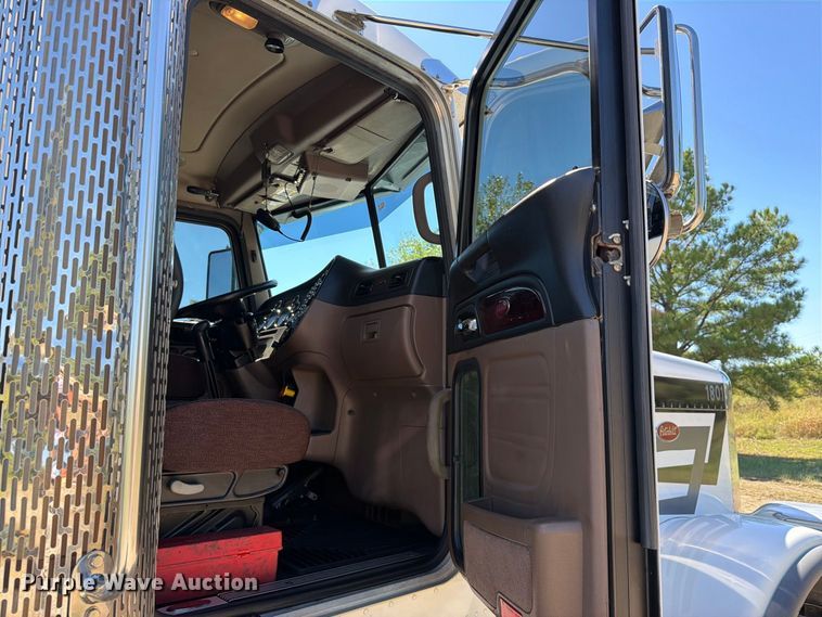 image for item FK5282 2018 Peterbilt 389 semi truck