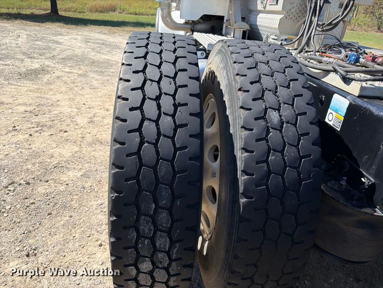 image for item FK5282 2018 Peterbilt 389 semi truck
