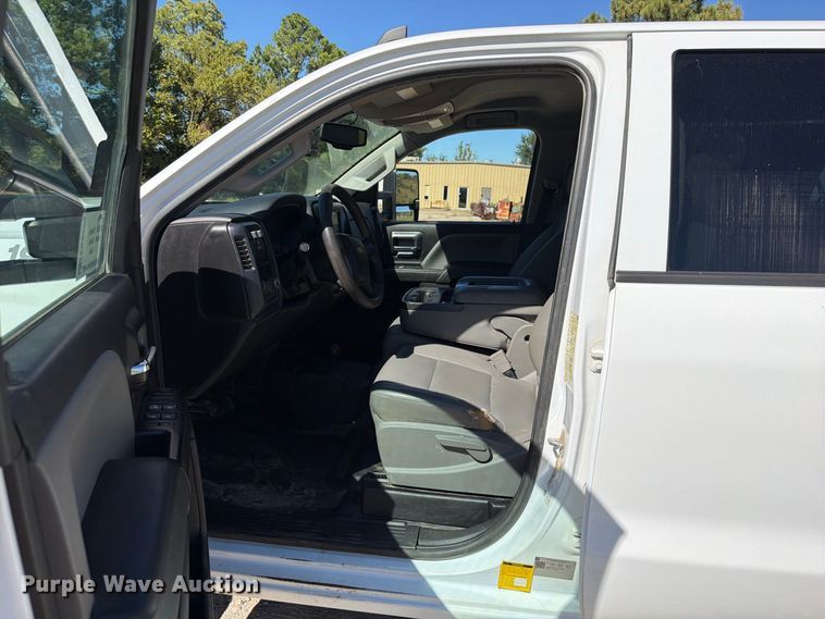 image for item FK5285 2018 Chevrolet Silverado 3500HD Crew Cab bale bed pickup truck