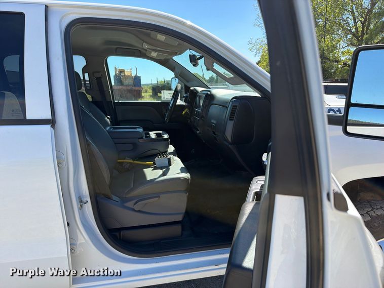 image for item FK5285 2018 Chevrolet Silverado 3500HD Crew Cab bale bed pickup truck