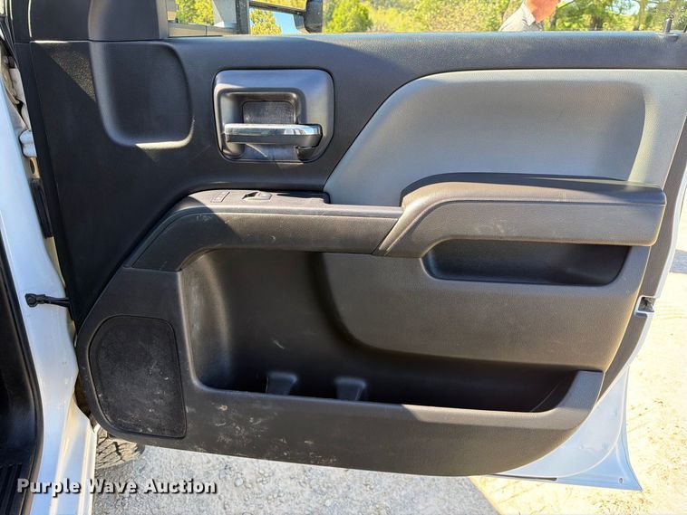 image for item FK5285 2018 Chevrolet Silverado 3500HD Crew Cab bale bed pickup truck