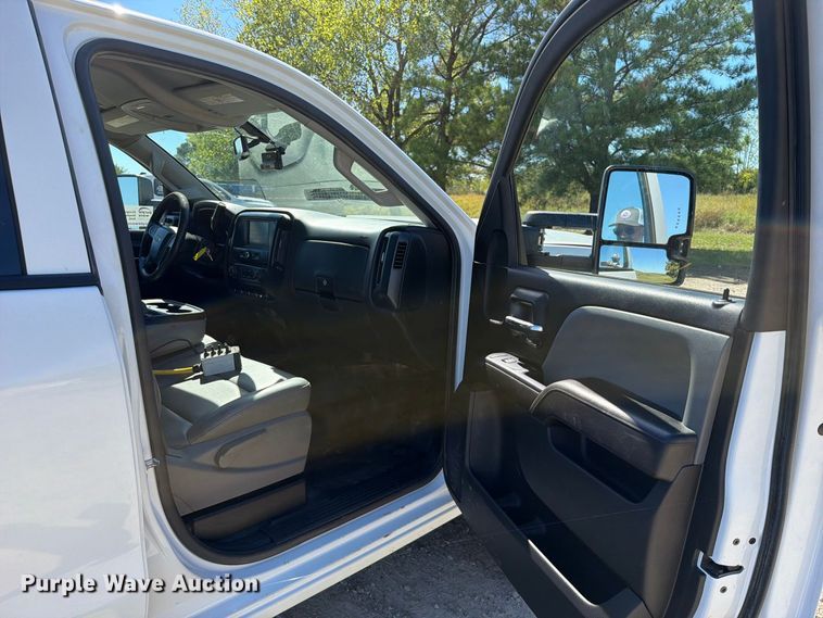 image for item FK5285 2018 Chevrolet Silverado 3500HD Crew Cab bale bed pickup truck