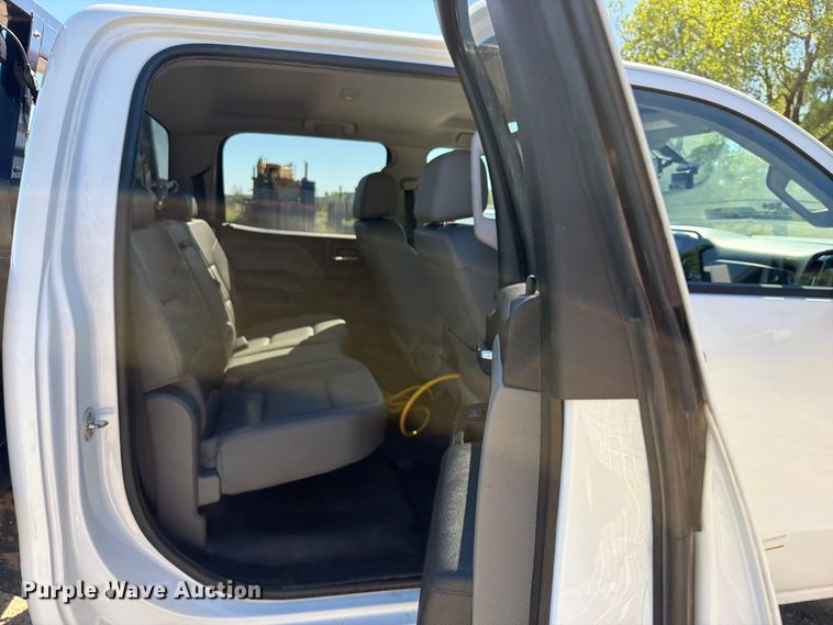 image for item FK5285 2018 Chevrolet Silverado 3500HD Crew Cab bale bed pickup truck