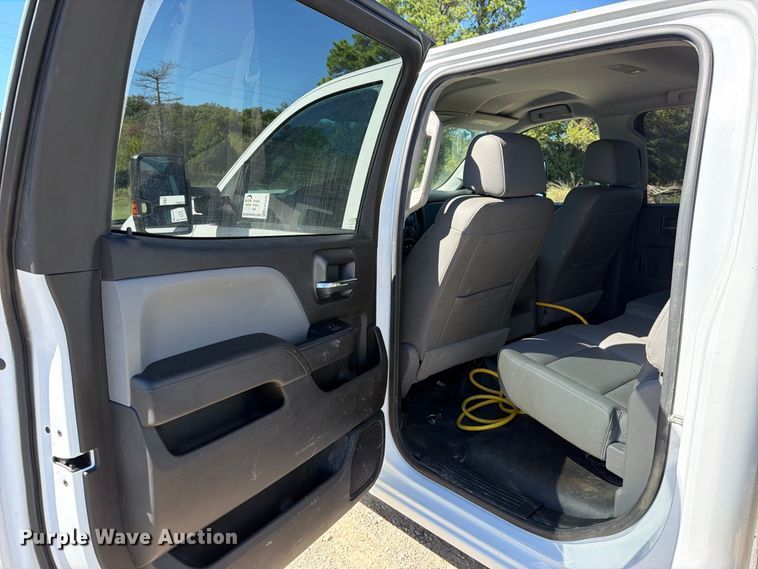 image for item FK5285 2018 Chevrolet Silverado 3500HD Crew Cab bale bed pickup truck