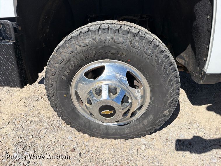 image for item FK5285 2018 Chevrolet Silverado 3500HD Crew Cab bale bed pickup truck