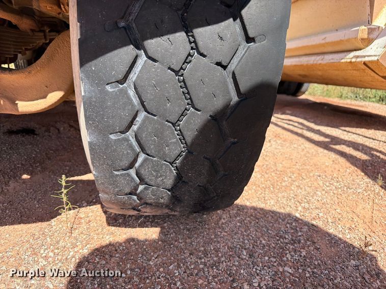 image for item FM7664 2004 Sterling Truck L9500 Series ready mix truck