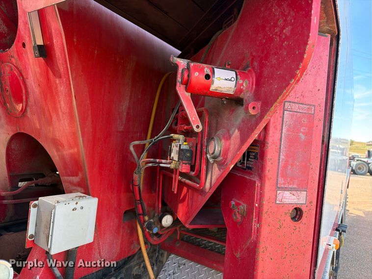 image for item FM7668 2006 Sterling Truck L9500 Series concrete pump truck