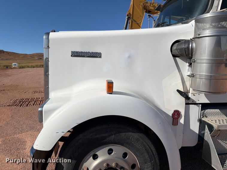 image for item FM7670 2005 Kenworth W900 semi truck